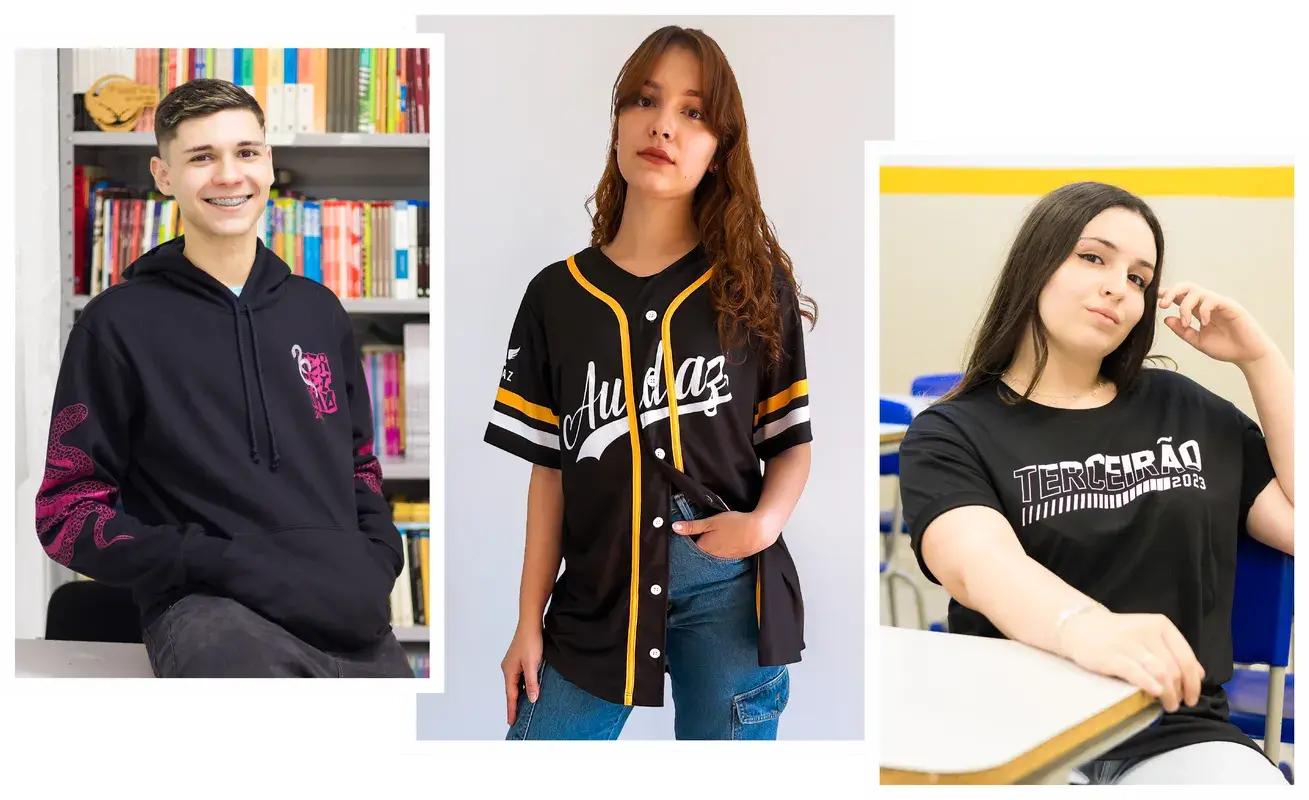Estudantes sorridentes com uniformes personalizados: moletom preto, camisa baseball 'Audaz' e camiseta 'TERCEIRÃO 2023'